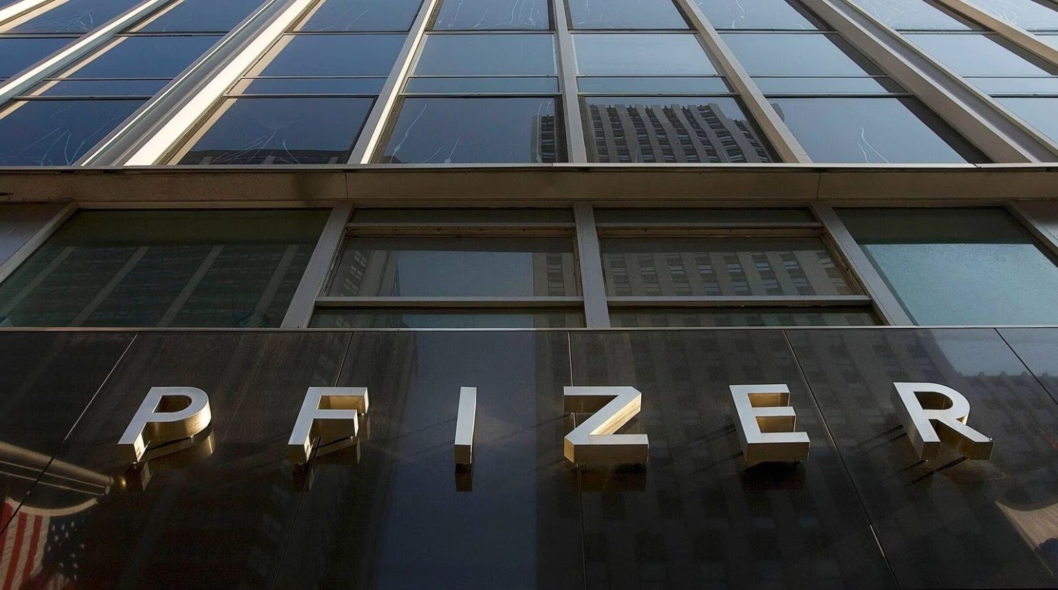 Cổ phiếu Pfizer đã mất 43% giá trị trong năm ngoái.