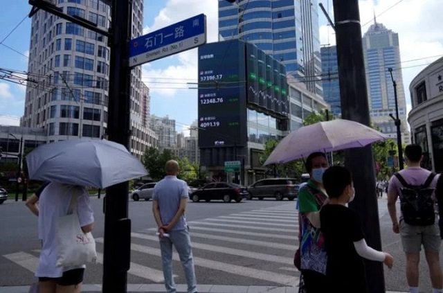 Màn hình hiển thị các chỉ số chứng khoán trên một con phố ở Thượng Hải của Trung Quốc. (Nguồn: SCMP/Ảnh chụp màn hình)
