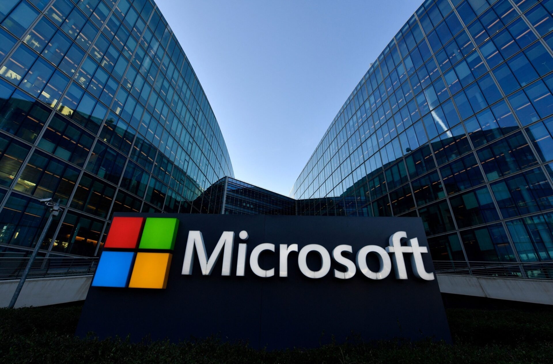 Microsoft: Cổ phiếu tăng trưởng mạnh mẽ trong lĩnh vực AI