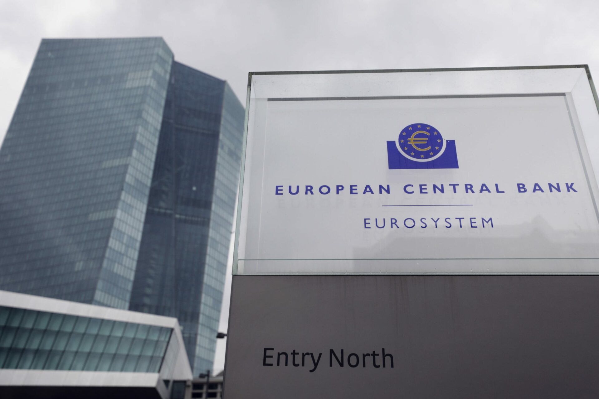 Ngân hàng Trung ương châu Âu (ECB) đã quyết định duy trì lãi suất ổn định lần thứ tư liên tiếp