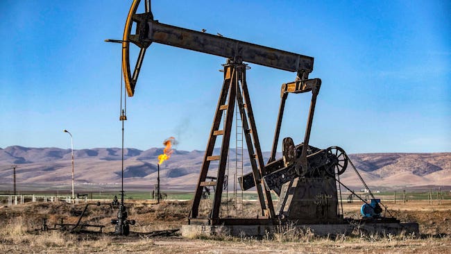 Giá dầu giảm nhẹ do nhu cầu xăng tại Mỹ suy giảm