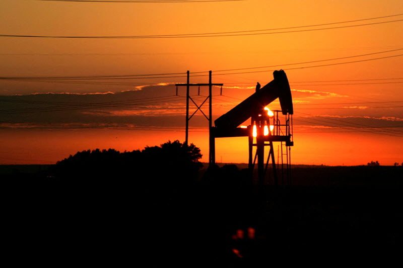 Giá dầu tăng trong bối cảnh lo ngại về nguồn cung và căng thẳng địa chính trị