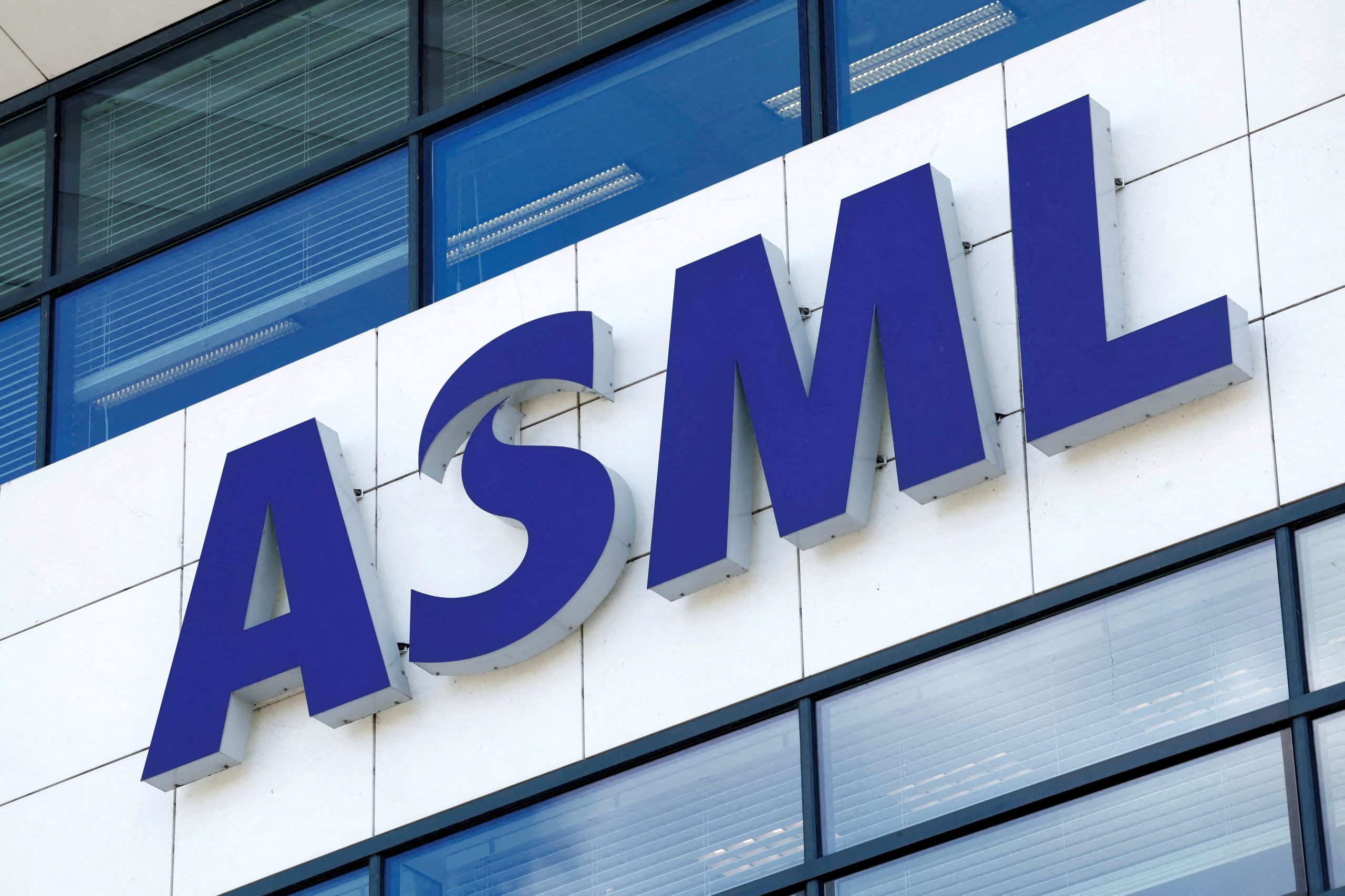 ASML báo cáo doanh thu thấp hơn kỳ vọng 22%