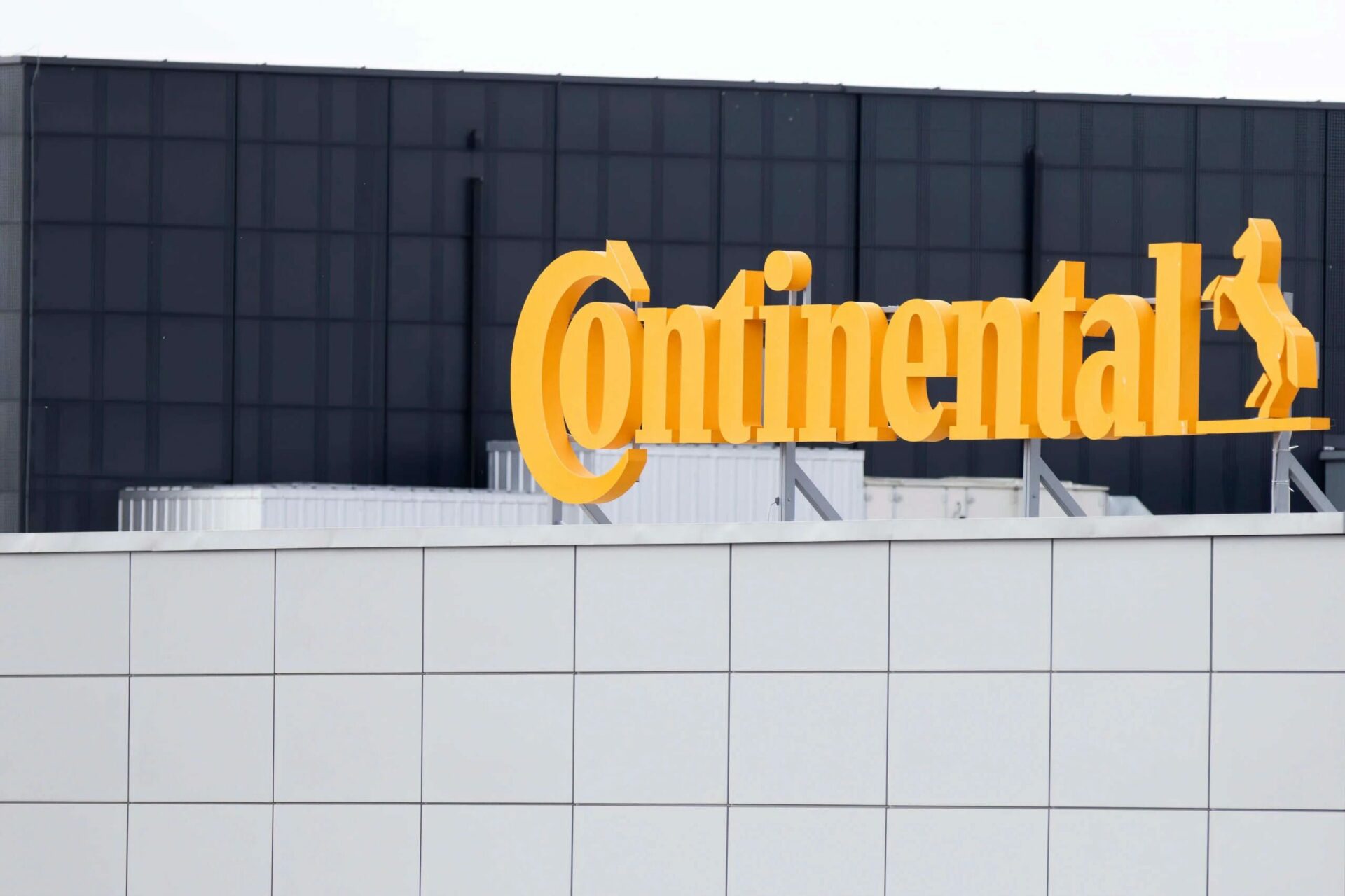 Continental mua lại EMT Púchov, chuyên về lốp xe thương mại và chuyên dụng