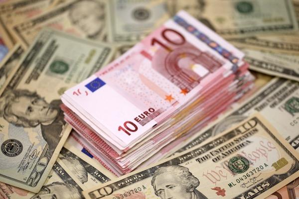 EUR/USD Tăng Nhẹ Dưới Mốc 1.1000 Giữa Bối Cảnh Đồng Đô La Mỹ Yếu